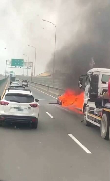 混凝土車撞上轎車，轎車陷入火海。（翻攝自台中踢爆網）