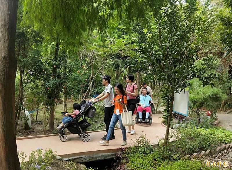 紙廠老闆借千萬蓋 銀行 花花綠綠狂吸長青族 生活 自由時報電子報