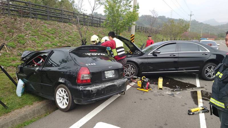 苗栗縣三灣鄉124線外環道，上月24日發生賓士轎車與喜美轎車碰撞事故（見圖），造成父子身亡，沒想到今天同一家人又遭遇車劫。（圖由讀者提供）