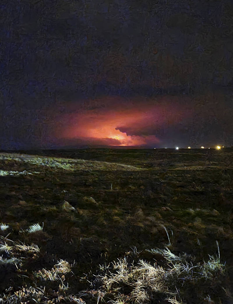 冰島首都雷克雅維克西南方30公里發生火山爆發。（美聯社）