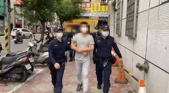 28歲郭男與27歲的顏男，喝醉下不但當街高分貝嗆警，還動手推記者的攝影機，依社會秩序維護法偵辦。（記者鄭景議翻攝）