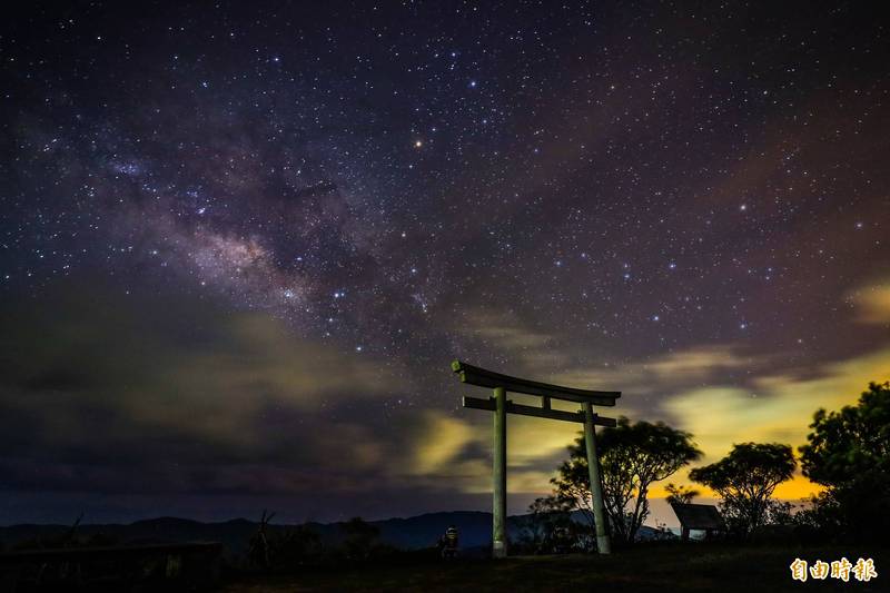 恆春半島就有絕美神社搭銀河星空。（記者蔡宗憲攝）