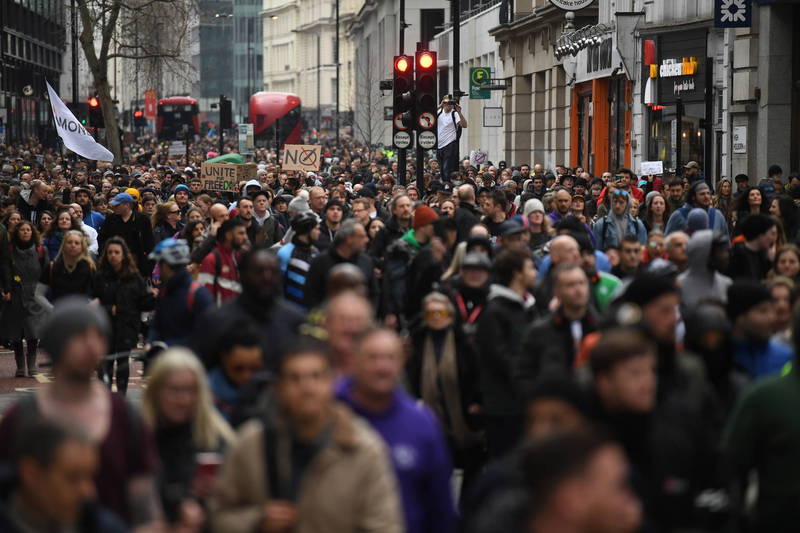 英國先前實施封鎖措施，近期雖逐步放寬，但仍禁止民眾外出，20日再度有數千民眾為此聚集示威，倫敦警方表示已先逮捕33人。（歐新社）