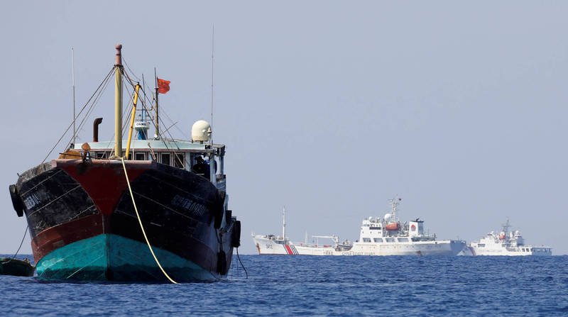 「西菲律賓海國家特遣部隊」指出，220艘中國漁船在牛軛礁週邊排成一列。圖為中國漁船示意圖。（路透）