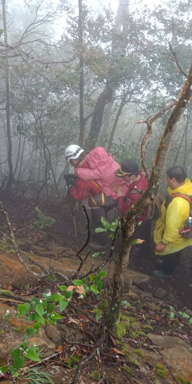 山友苗栗縣神仙縱走，遇濃霧受傷跌落山坡。（苗縣消防局提供）