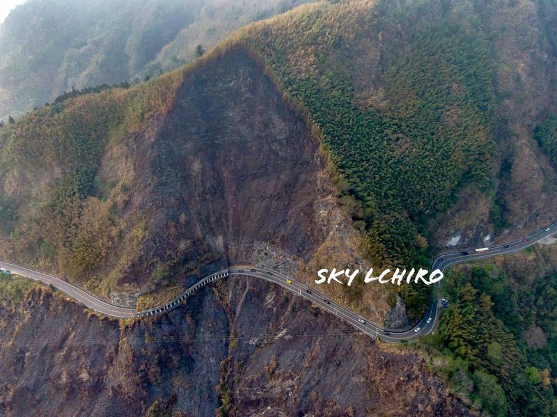 攝影玩家空拍阿里山大火，山林燒得一片光禿禿。（SKY ICHIRO提供）