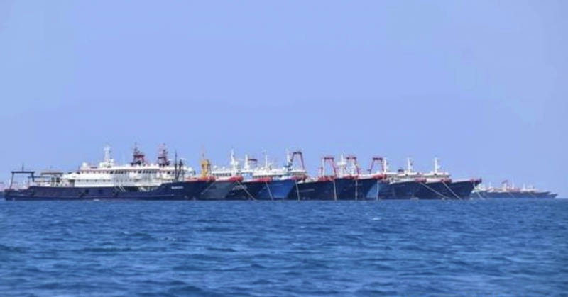 中國日前在南沙群島九章群礁附近海域集結220艘大型漁船，引發菲律賓不滿。（美聯社）