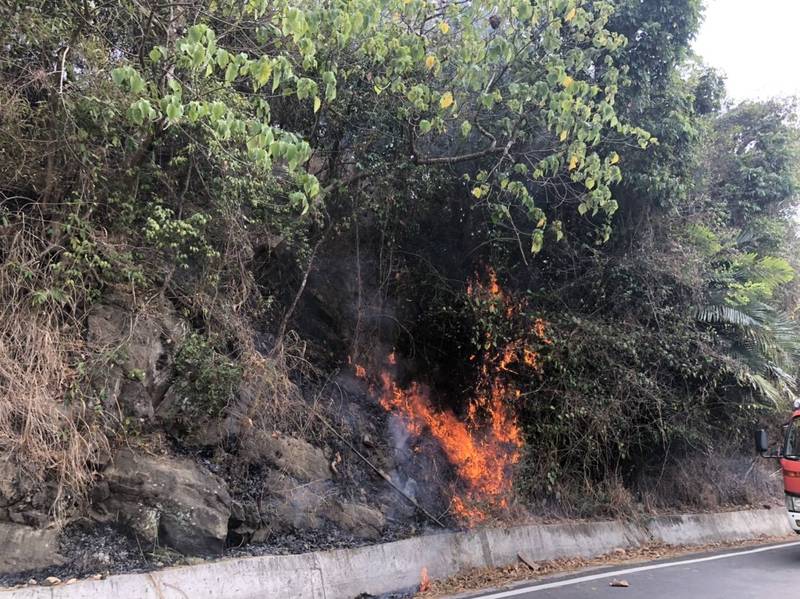 高雄旗山區旗尾山第三登山口附近草叢，18日下午發生火燒山。（民眾提供）