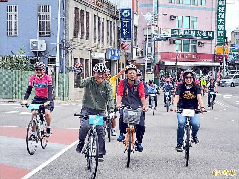 自行車旅遊年，苗栗縣浪漫台3線增設自行車休憩點。圖為林佳龍之前到苗栗縣體驗鐵馬風情畫面。（資料照）