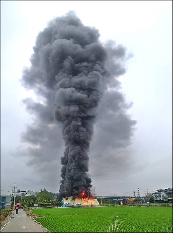 彰化市工廠大火，濃煙不斷從廠區竄出，在高空形成了數十公尺高的濃煙雲霧，黑煙好比炸彈爆開爆出蕈狀黑雲，景象十分駭人。（圖彰化縣消防局提供）