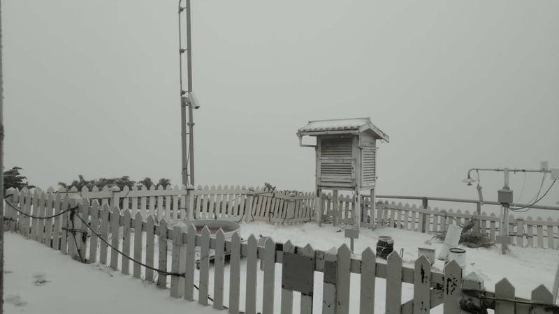 位在玉山北峰的玉山氣象站，清晨觀測到降雪，積雪1公分。（玉山氣象站提供）