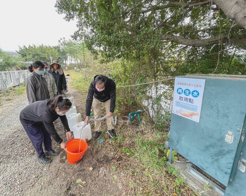 嘉南藥理大學開放校園再生水提供鄰近居民取用。（嘉南藥理大學提供）