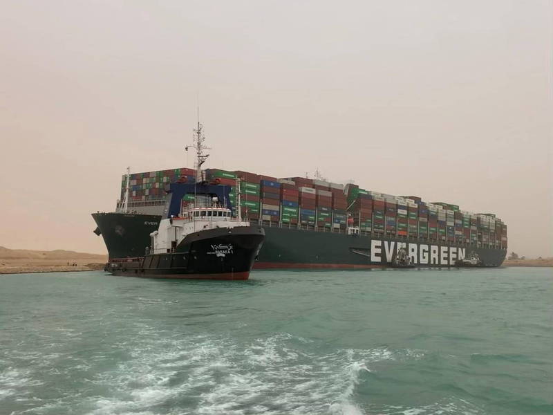 據埃及當地海事服務商的說法，「長賜輪」目前仍未脫困。（歐新社資料照）