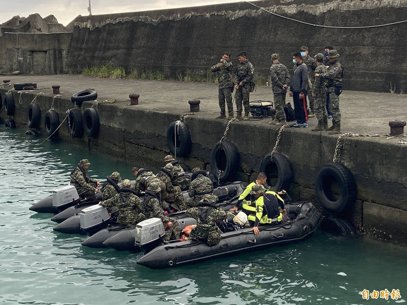 軍方出動橡皮艇準備水下作業。（記者蔡宗憲攝）