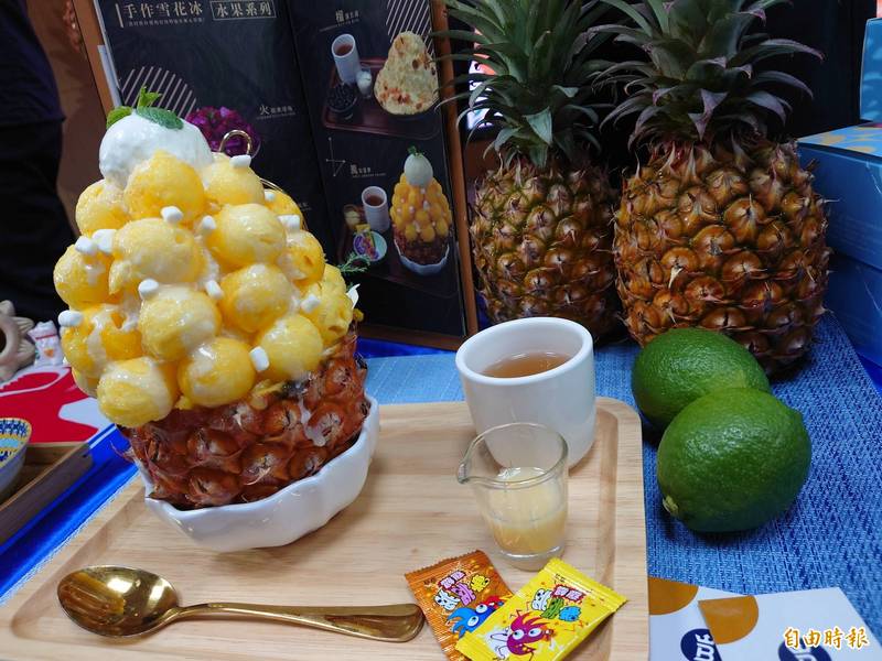 台南優質鳳梨作成的各式冰品甜點，美味視覺大享受。（記者洪瑞琴攝）