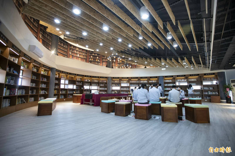 新竹市設在校園內的社區共讀站重新開放，市長林智堅邀居民與學生走進圖書館，共享閱讀資源。（記者洪美秀攝）