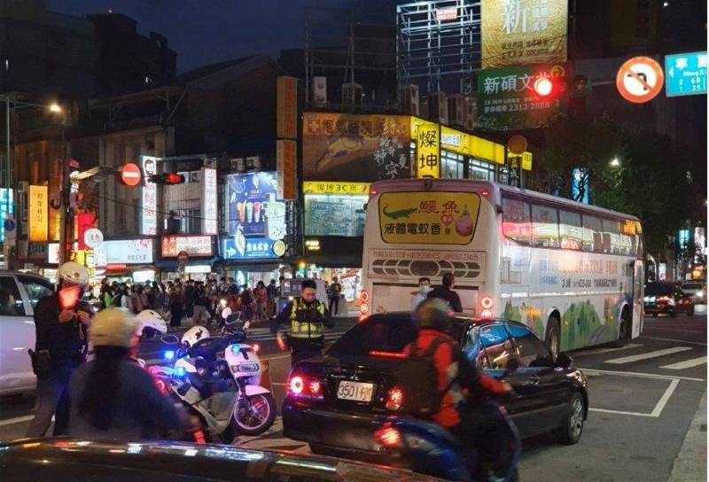 國光客運車輛上周於寧夏夜市口拋錨（圖：擷自大稻埕波麗士臉書粉絲團）