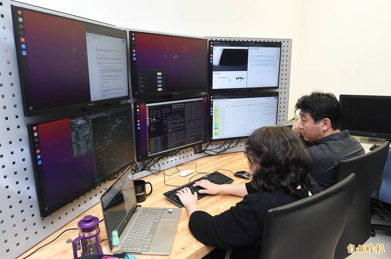 中研院天文所參與「事件視界望遠鏡」國際合作計畫，繼拍攝人類史上第一張黑洞照片後，25日公布M87黑洞星系中心最新的偏振光影像。圖為設於台大的遠距關測室，可遠距遙控位於格陵蘭的天文望遠鏡。（記者廖振輝攝）