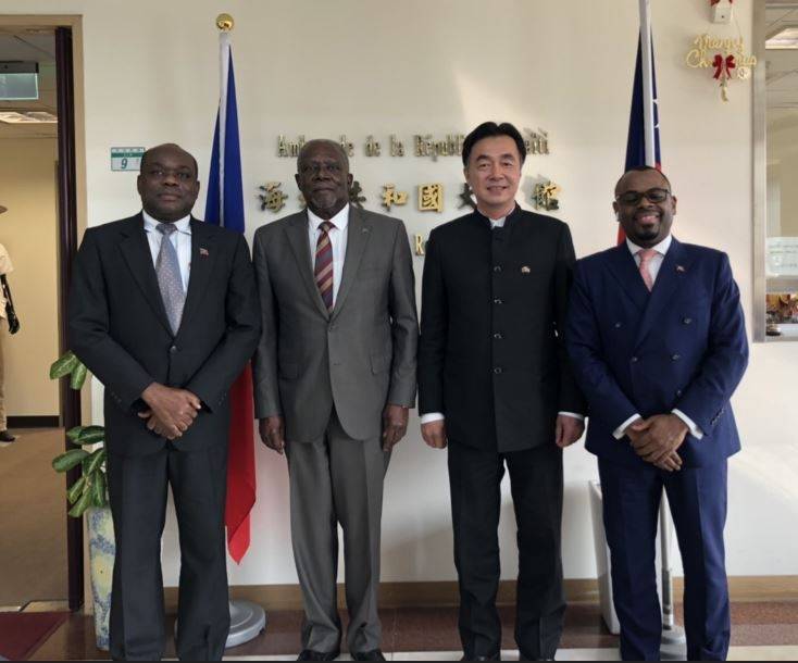 林東龍與海地共和國大使海地駐華大使戴尼斯AMB. Herve’ H. Denis（左二）及相關官員商討合作事宜。（記者劉慶侯翻攝）