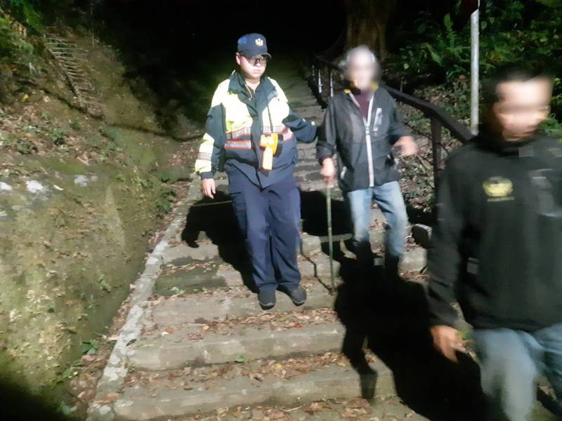 男登獅頭山古道迷路警上靈骨塔呼喚辨方位成功救援 社會 自由時報電子報
