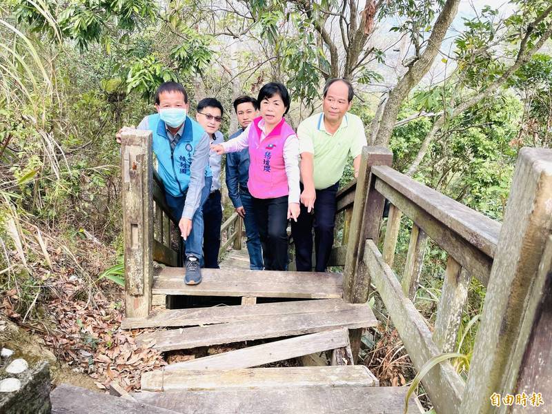 潭子新田萬里長城登山木棧道多處損毀。（記者張軒哲攝）