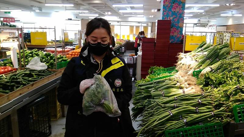 桃園市政府衛生局抽驗市內各賣場的蔬菜等食品。（記者周敏鴻翻攝）