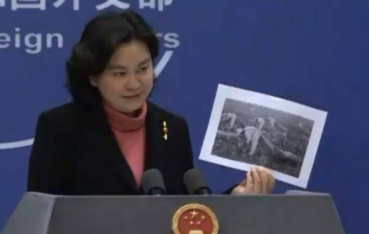 華春瑩25日駁斥新疆「強迫勞動」的說法，還拿出一張黑白照宣稱是過去美國黑奴採棉的照片。（圖擷取自微博）