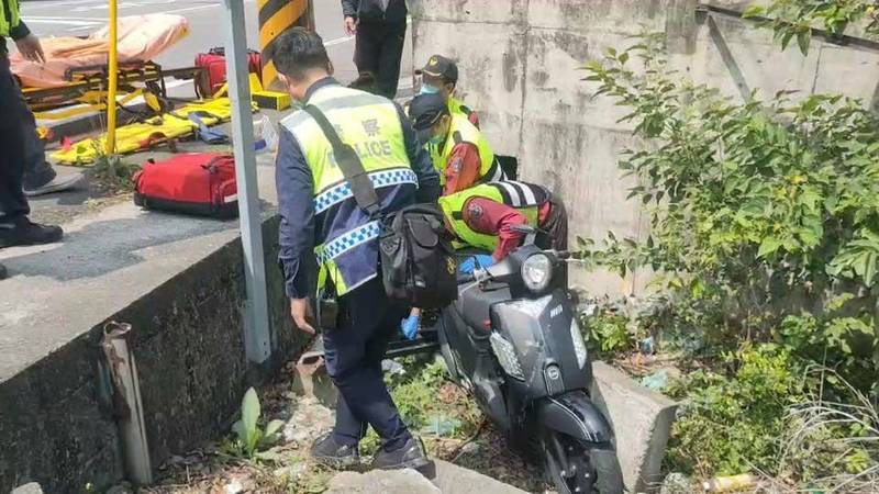 警消獲報後前往搶救，合力將母女救上路面，經救護人員檢視，徐女頭部有撕裂傷，女童則嚇得說不出話，經送醫救治沒有大礙。（圖由讀者提供）