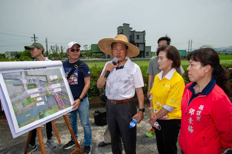 宜蘭縣冬山鄉將啓動八寶圳防洪改善工程，縣長林姿妙（右2）今到場視察。（記者江志雄翻攝）