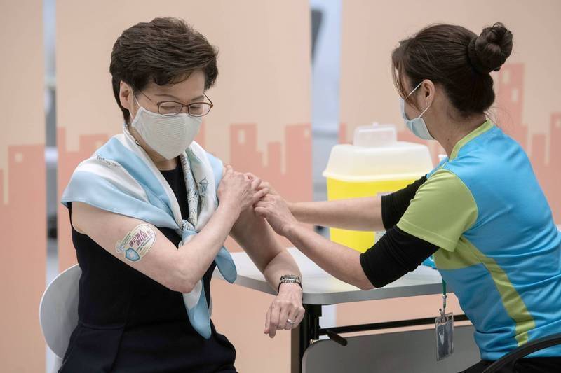 香港民眾接種中國科興武肺疫苗後，已傳出10宗死亡案例。圖為香港特首林鄭月娥22日在港府總部施打科興疫苗第二劑。（彭博資料照）