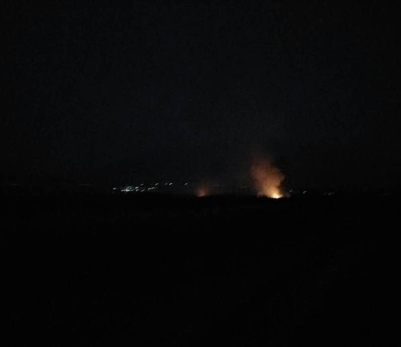 屏東縣鹽埔鄉附近隘寮溪振興堤防一帶今天(28日)下午傳出野火,至今晚10點多現場仍有零星火點。(圖由屏東縣消防局提供) 屏東縣鹽埔鄉附近隘寮溪振興堤防一帶今天(28日)下午傳出野火,至今晚10點多現場仍有零星火點。(圖由屏東縣消防局提供)