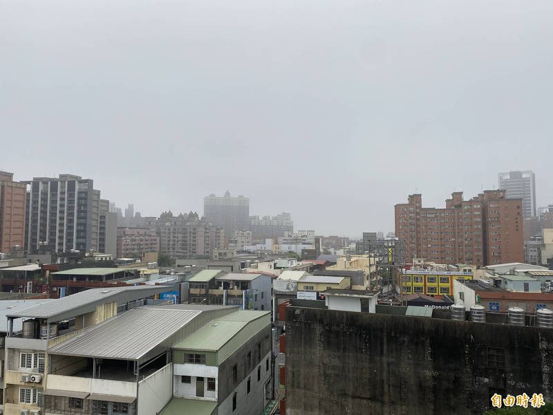 今天吹南風，污染物往北飄，桃園市區的天空、街景一片灰濛濛。（記者魏瑾筠攝）