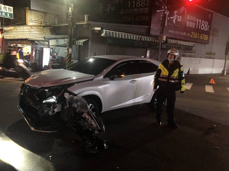 小客車在神岡區中山路與三民路口和救護車發生擦撞。（記者歐素美翻攝）