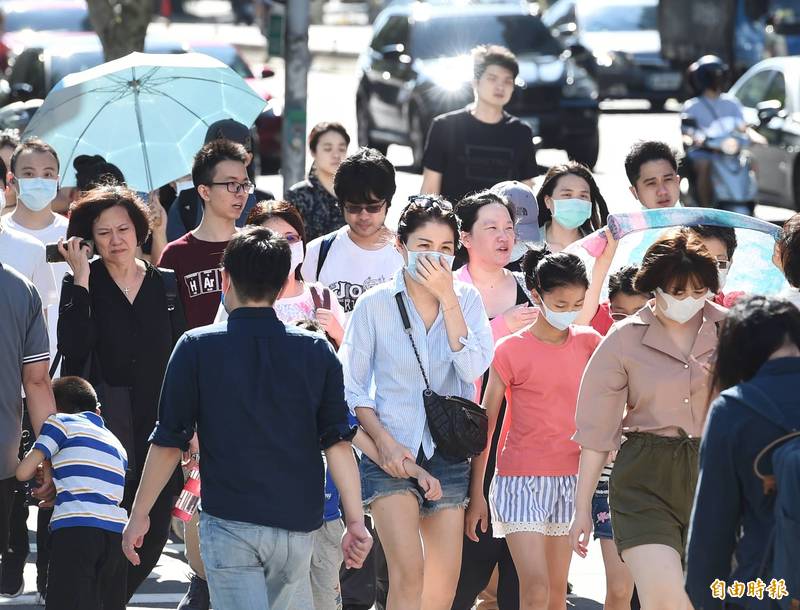 明天各地天氣穩定，各地高溫約29至34度，中午前後南投、台南、高雄、屏東近山區或河谷局部地區可能達36度。（資料照）