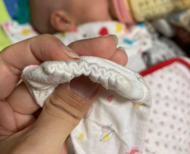 網友表示婆婆把女兒的衣服袖口給縫了起來。（圖取自臉書社團「爆怨2公社」）