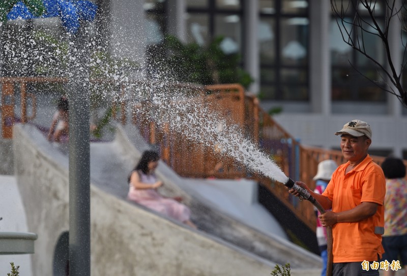 中央氣象局針對南投縣、台南市、高雄市及屏東縣發布高溫燈號。本報資料照。