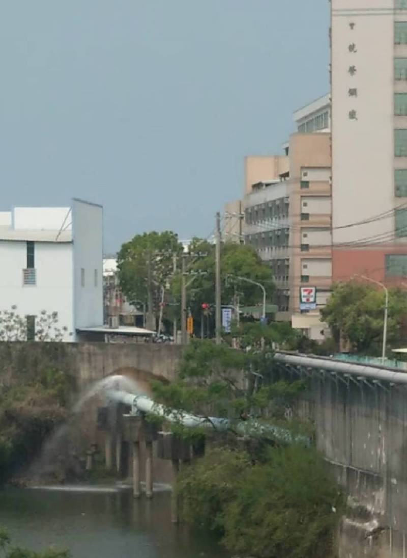 台南市仁德區中正路的水管橋一處大型自來水管出現噴漏水情形。（取自臉書台南爆料公社）