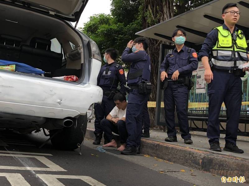 警方逮捕45歲的林姓竊盜通緝犯（身穿白色上衣、坐在地上男子）。（記者王冠仁攝）