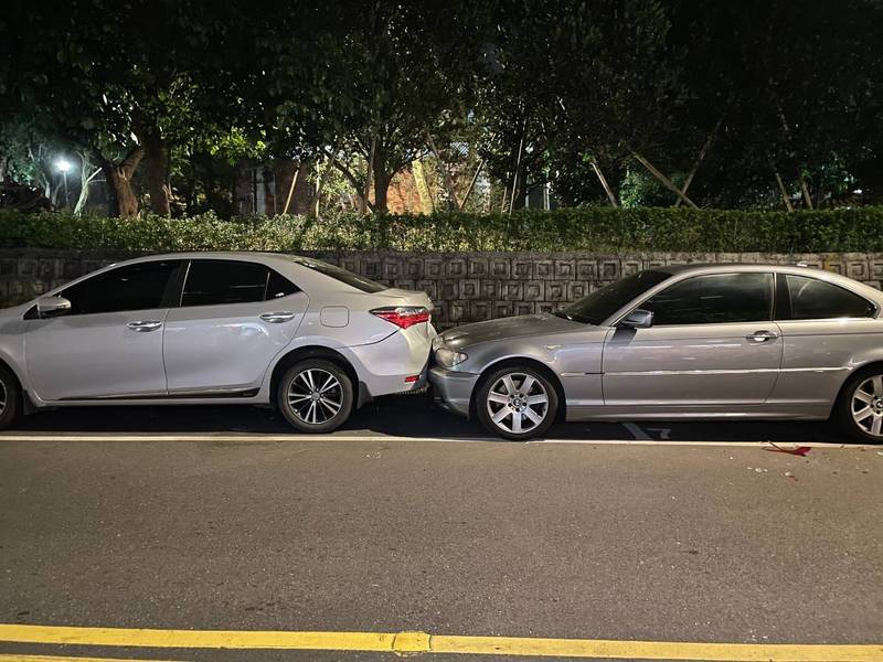 賴男酒駕波及路邊車輛。(記者姚岳宏翻攝) 賴男酒駕波及路邊車輛。(記者姚岳宏翻攝)