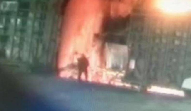 中國社群媒體今（30日）瘋傳1段畫面，1名煉鋼公司員工掉入高溫煉鋼爐中。（圖取自微博）