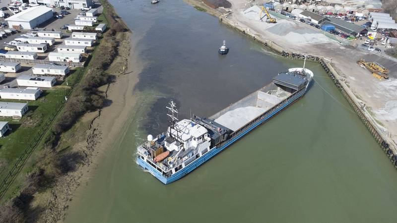 貨船「伊莉絲（Elise）」號在英國英格蘭利特爾漢普頓港灣（Littlehampton Harbour）意外打橫影響其他船隻通行。（擷取自eddie mitchell推特）