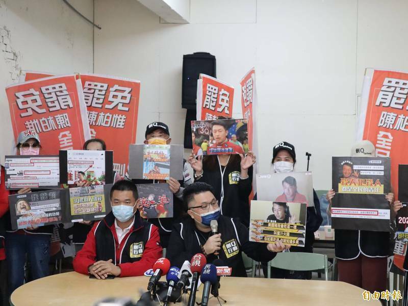 「刪Q總部」領銜人楊文元（前左二）發起罷免台中市第二選區立委陳柏惟。（資料照）