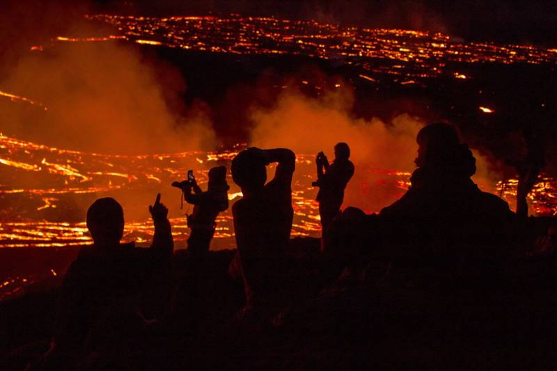 冰島民眾前往火山爆發現場觀賞岩漿噴發奇景。（美聯社）