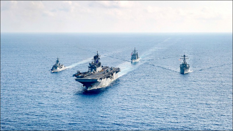 澳洲皇家海軍「安薩克極」（Anzac）巡防艦「巴拉馬塔號」（HMAS Parramatta），與美國海軍兩棲突擊艦「美利堅號」（USS America）、提康德羅加級（Ticonderoga-class）飛彈巡洋艦「邦克山號」（USS Bunker Hill），以及勃克級（ArleighBurke-class）飛彈驅逐艦「貝瑞號」（USS Barry），二○二○年四月在南海舉行聯合演習。（路透檔案照）