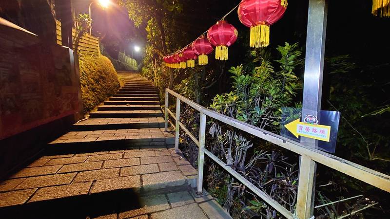 虎山賞螢路線沿線設夜間指引。（圖由大地處提供）