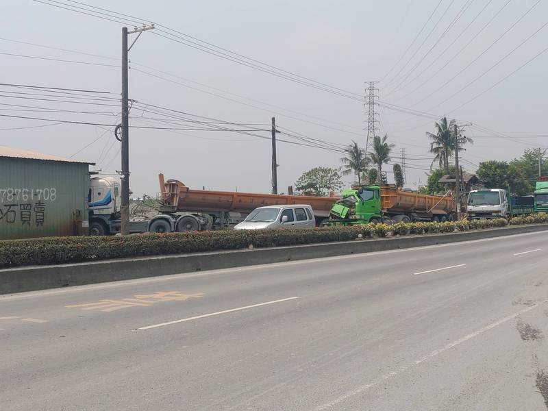 潮州剛剛發生驚悚車禍，兩輛砂石車的駕駛卻幸運未傷。（民眾提供）