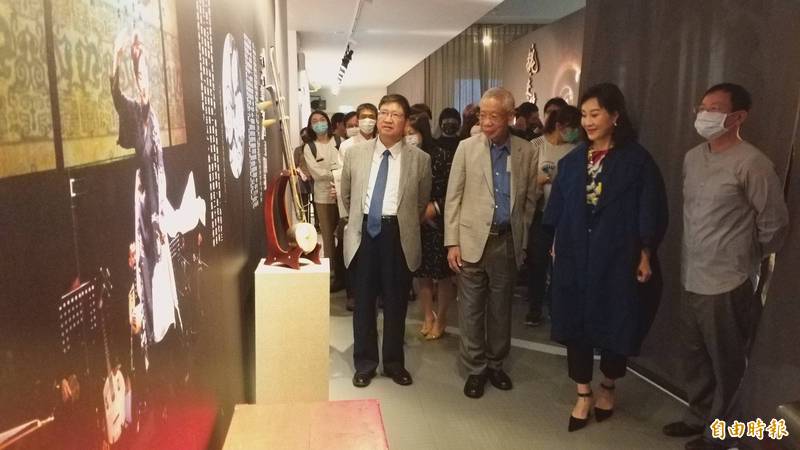 台積心築藝術季由魏海敏舞台故事特展「魏‧來時／魏‧來路」揭開序幕，魏海敏與台積電文教基金會董事長曾繁城、新竹縣長楊文科（右2起3人）現場參觀！ （記者廖雪茹攝）