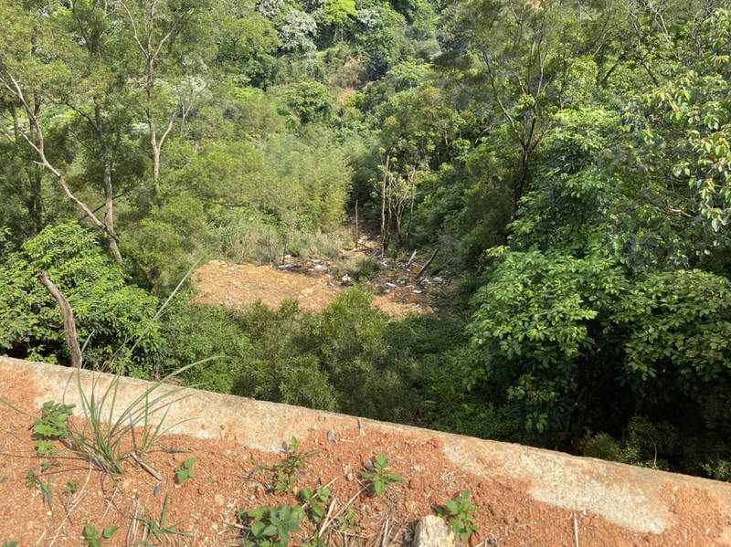 新北市林口區1處山坡地近日被民眾直擊堆置土石方及廢木材。（圖為新北市政府環境保護局提供）