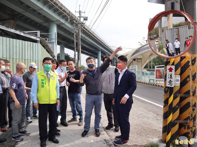 台灣大道六段726巷口電桿擋道，立法院副院長蔡其昌及立委陳柏惟邀台電會勘，台電允諾於9月底前遷移。（記者歐素美攝）