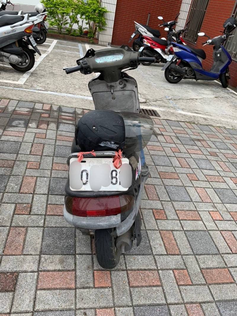 機車車牌怪怪！警攔下細看竟是黑筆把C塗成O、6變8 - 苗栗縣- 自由時報電子報